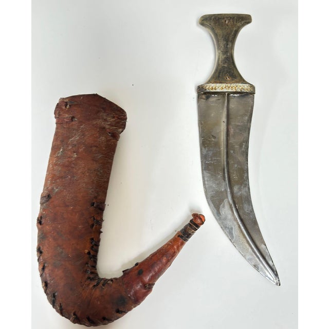 Moroccan Antique Yemeni Jambiya Dagger With Silver-Mounted Scabbard, Early 20th Century For Sale - Image 3 of 17