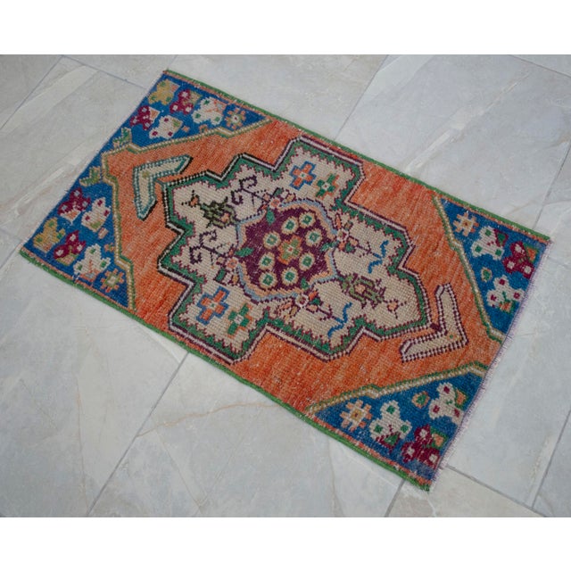 1970s Hand Knotted Small Oushak Rug Mini Rug Mat Entry Decor Bath Mat - 1'7" X 2'9" For Sale - Image 9 of 12