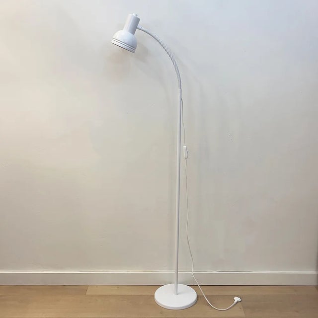 White metallic floor lamp with flexible head. Measures: Height - 145 cm Base Diameter - 22 cm Lamp shade diameter - 11 cm...