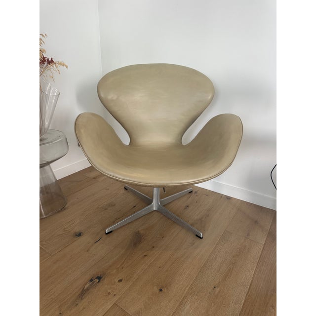 First Edition Swan Chair in Beige Leather by Arne Jacobsen for Fritz Hansen, 1960s For Sale - Image 6 of 9