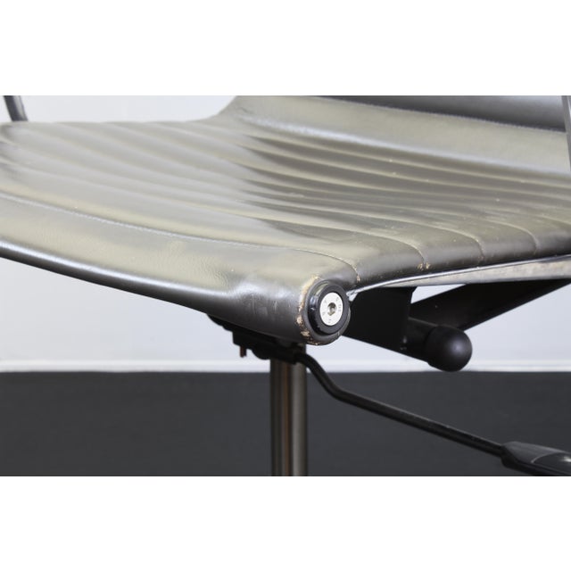 Mid-Century Modern Ea117 Office Chair by Charles & Ray Eames for Herman Miller, 1980s For Sale - Image 3 of 14