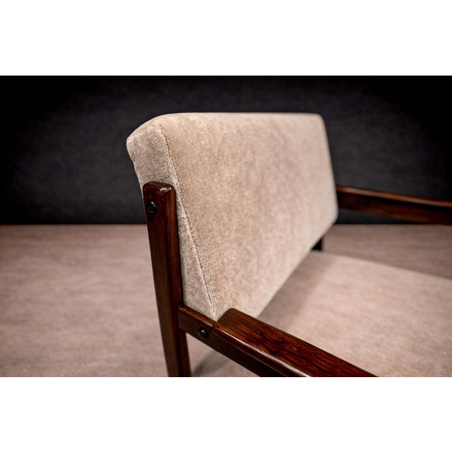 Mid-Century Modern Pair of Brazilian Mid-Century Modern Armchairs in Rosewood & Cream Mohair, Jorge Jabour, 1960s - Lot 442 For Sale - Image 3 of 12