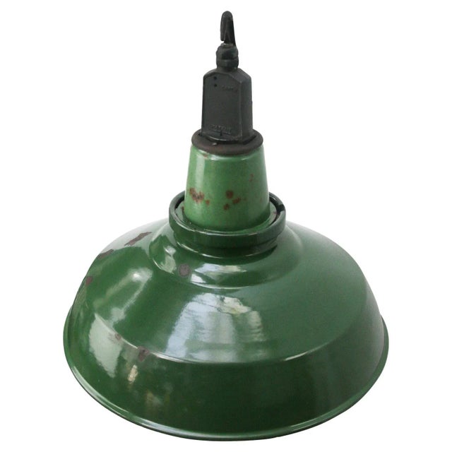 Vintage British Industrial Green Enamel Pendant Light, in Very Good conditions. Designed 1950 to 1959 Up to 250V...
