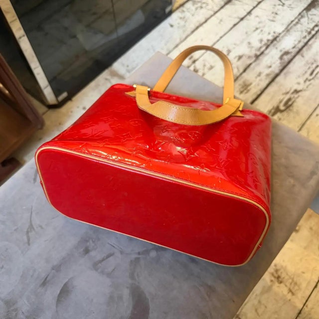 A 2001 Louis Vuitton Red Vernis Patent Leather Houston Tote Bag For Sale - Image 12 of 14
