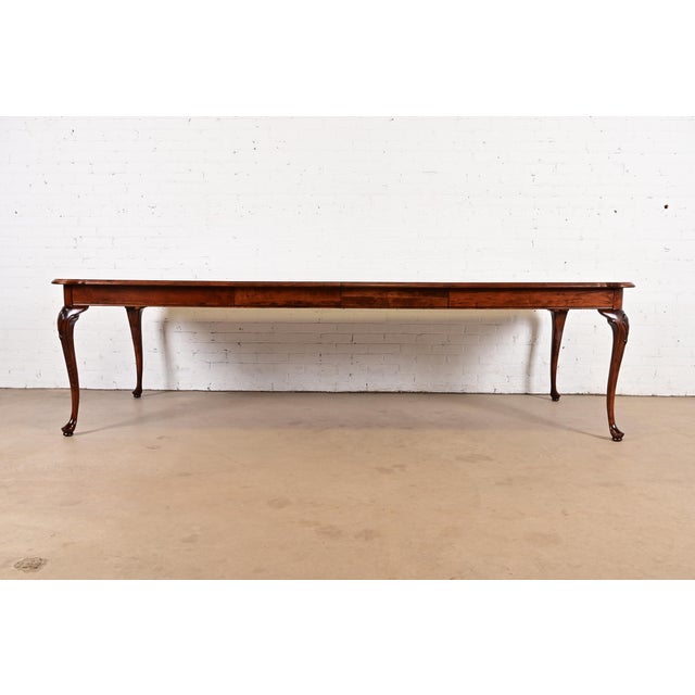 A gorgeous Queen Anne style or Georgian style extension dining table By Ethan Allen USA, Late 20th Century Gorgeous cherry...