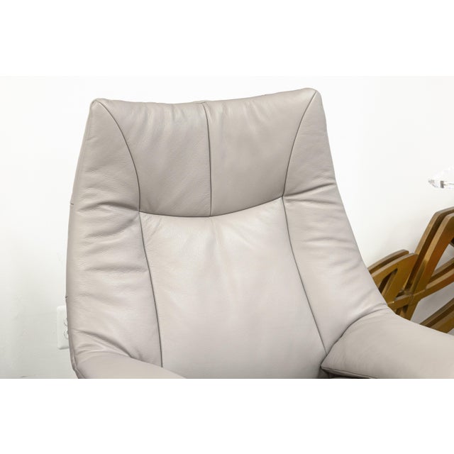 Contemporary Natuzzi Re-Vive Casual Queen Grey Leather Contemporary Lounge Chair and Ottoman For Sale - Image 3 of 10