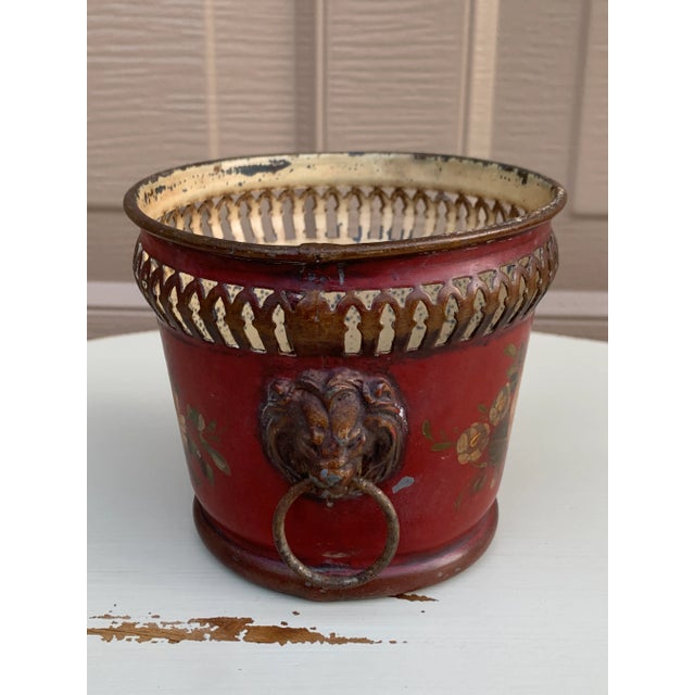 French Red & Gold Tole Cachepot With Lion Head Handles and Pierced Gallery Rim For Sale In South Bend - Image 6 of 10