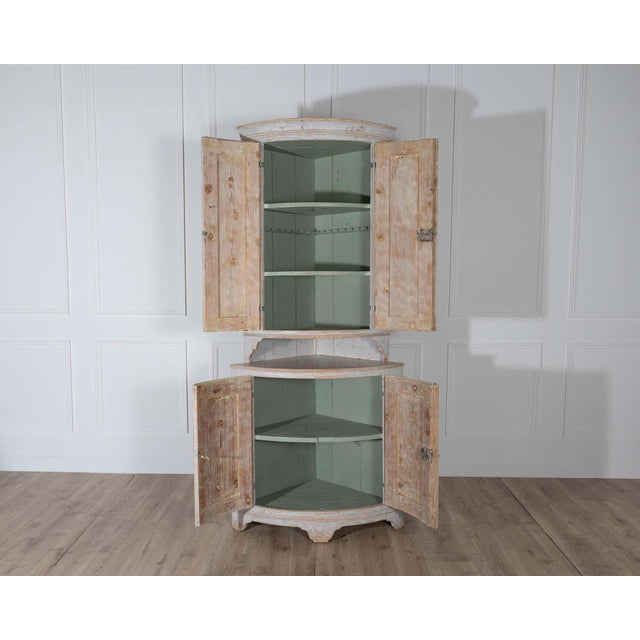 Gustavian (Swedish) 18th Century Swedish Gustavian Painted Corner Cabinet For Sale - Image 3 of 7