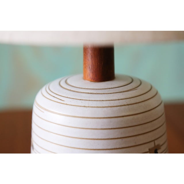 Gordon & Jane Martz 1960s Gordon and Jane Martz M56 Lamp for Marshall Studios White Tan Black Decorations 20" For Sale - Image 4 of 9