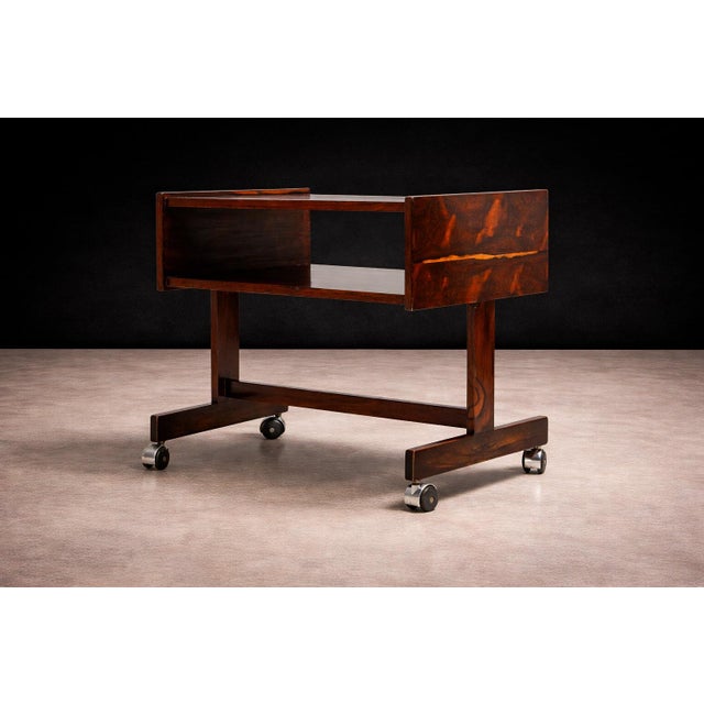 1960s Console on Wheels in Rosewood & Chrome Wheels, Sergio Rodrigues, 1960s For Sale - Image 5 of 12