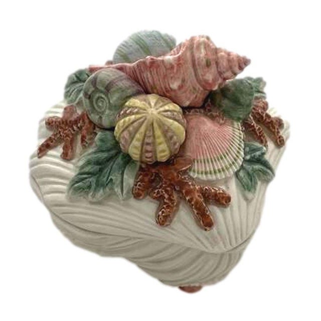 Spice up your kitchen with this Fitz & Floyd Oceana sugar bowl with lid. Adorable little crab waiting inside the sugar...