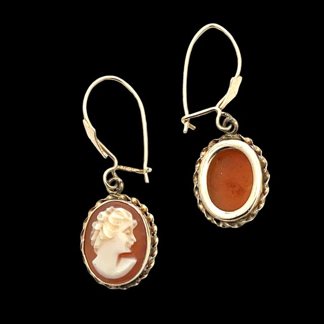 Mid 20th Century Pair of 14k Yellow Gold Drop Earrings With Intricate Cameo Portraits For Sale - Image 4 of 6