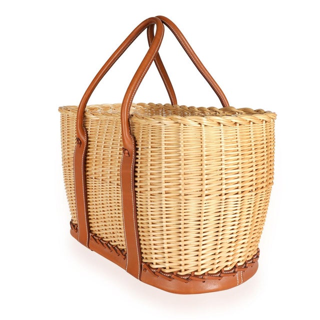The perfect picnic companion. This Naturel Barénia & Osier Picnic Garden Party bag from Hermès is a rare limited edition...