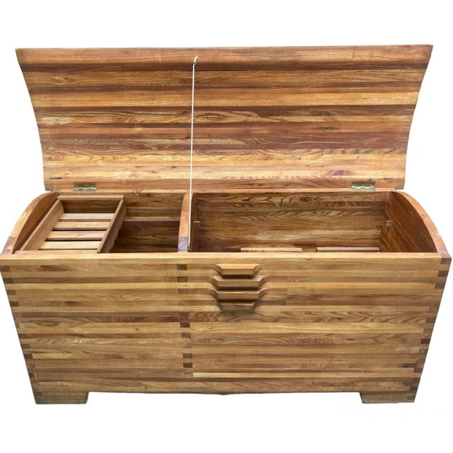 Separated into two compartments, it is arranged with mobile lockers which allow rational use of this bahut. The pyramid...