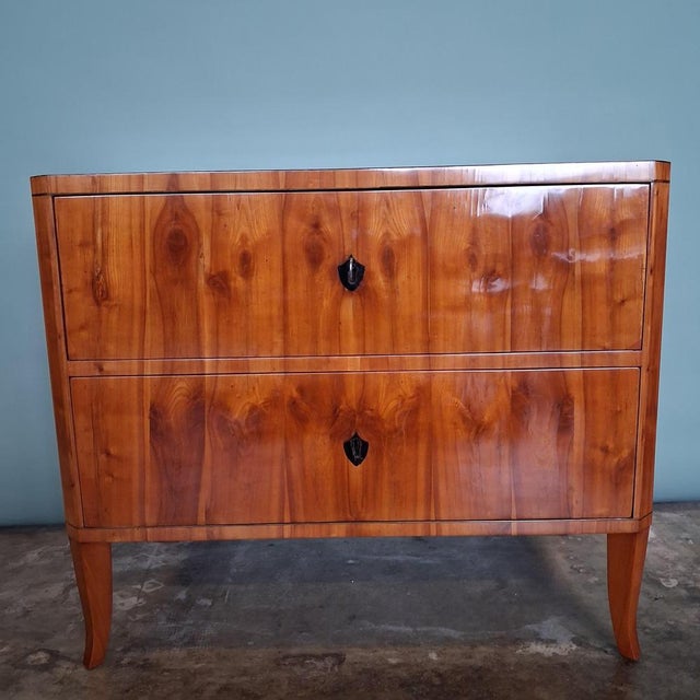 This elegant Biedermeier chest of drawers dates from the early 19th century, circa 1820. The piece is characterised by its...