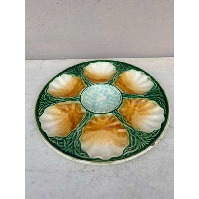French Majolica oyster plate with seaweeds Salins (East of France) circa 1890.