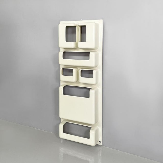 Italian modern white plastic wall storage Utensilio by Giorgio de Ferrari for Elco, 1970s Wall storage unit model...