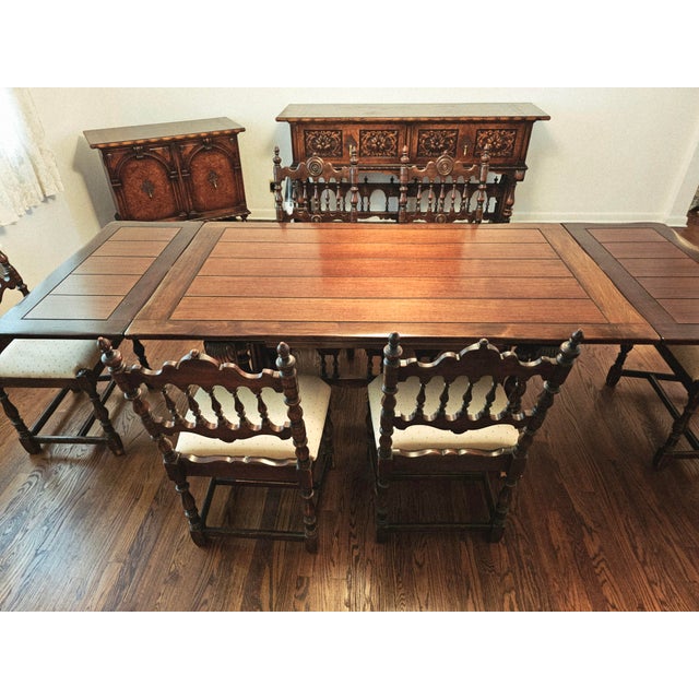 Art Deco Early 20th Century Antique Walnut Berkey&Gay Dining Room Table With 5 Chairs and One Armchair For Sale - Image 3 of 11