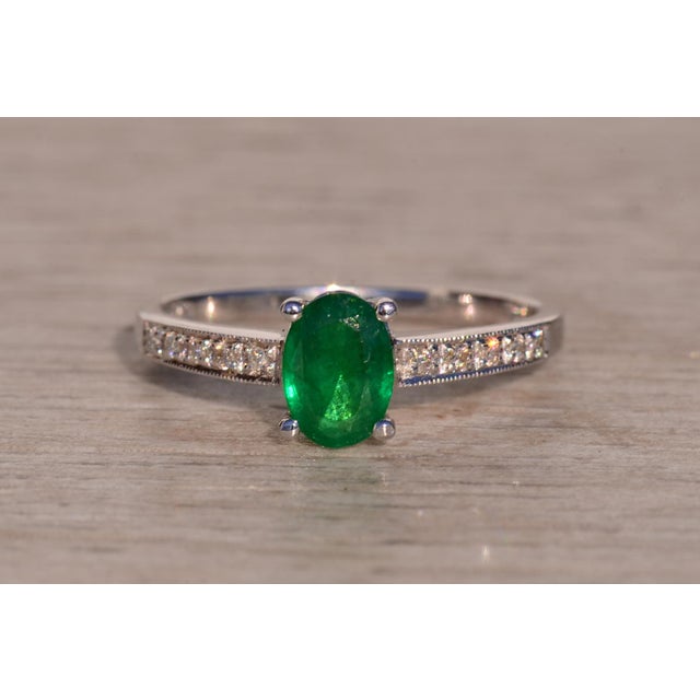 The 42nd Avenue: Emerald and Diamond Ring in White Gold For Sale - Image 4 of 11