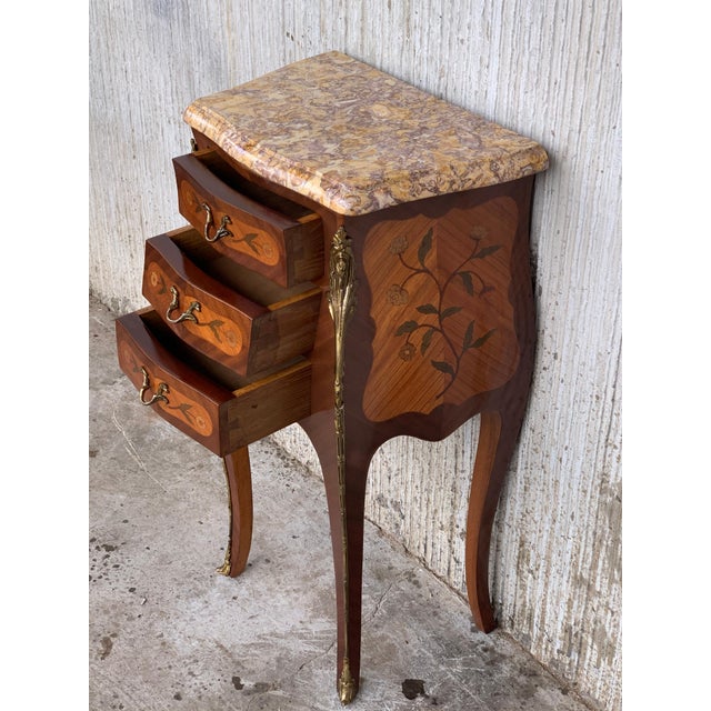 Early 20th Century Early 20th Century Pair of French Marquetry Nightstands with Three Drawers and Bronze Hardware For Sale - Image 5 of 18
