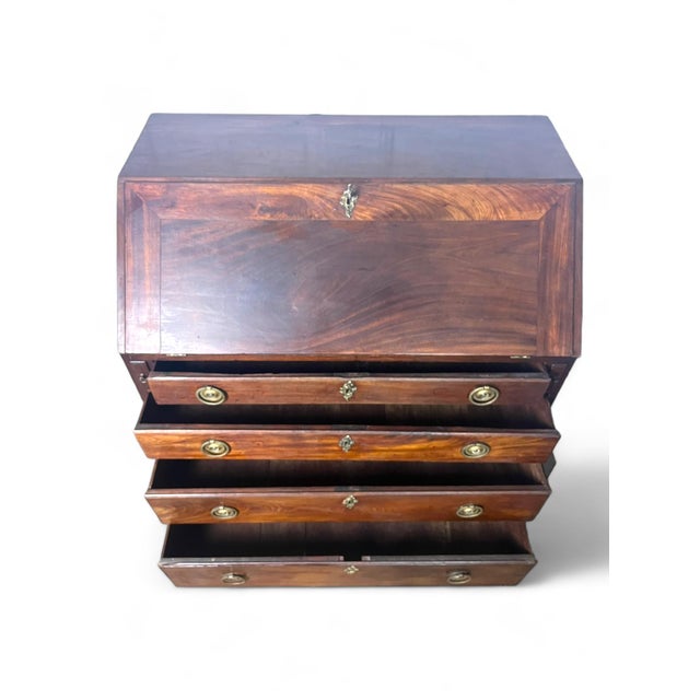 English Chest of Drawers in Mahogany For Sale - Image 13 of 18