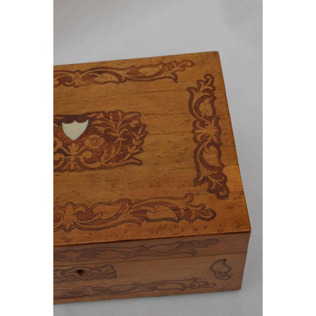 Victorian Birds Eye Maple Jewelry Box with Tulipwood Inlay, 1860 For Sale - Image 4 of 14