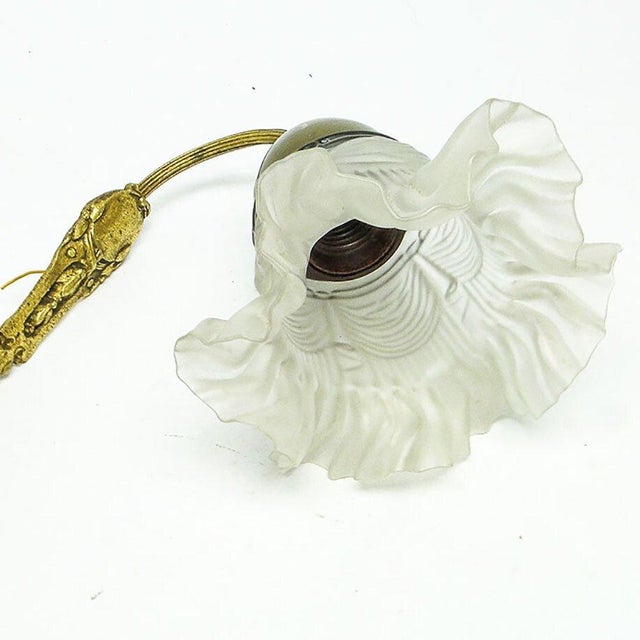 The wall lamp comes from the 70s. Condition is good. European Plug (up to 250V).The wiring of this item may be original...