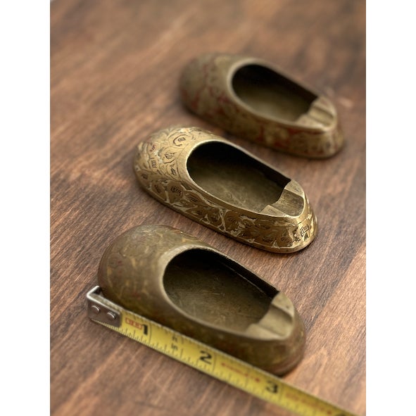 Brass Set of Three Vintage Brass Shoe-Shaped Pocket Ashtrays Made in G. L. India For Sale - Image 8 of 18