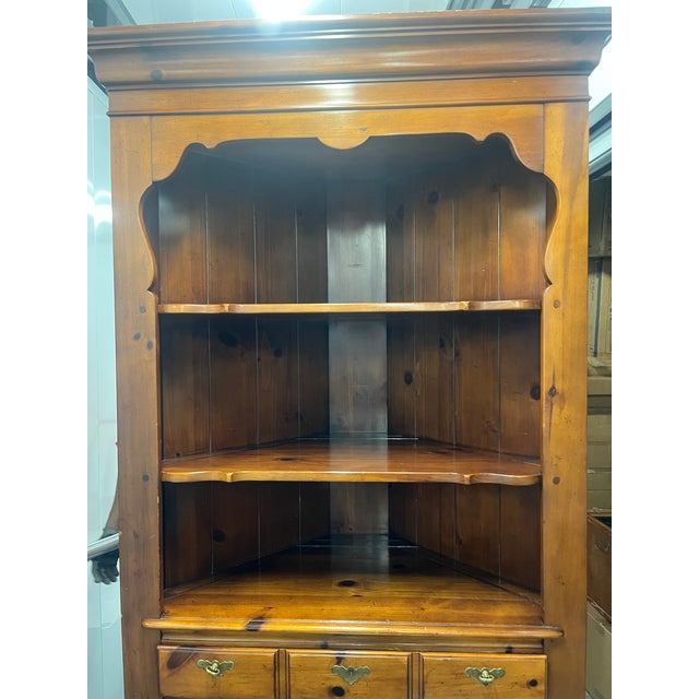 American Link-Taylor Pilgrim Pine Corner Curio For Sale - Image 3 of 13