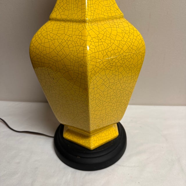 Frederick Cooper 1970s Asian Modern Yellow Crackle Table Lamp For Sale - Image 4 of 5