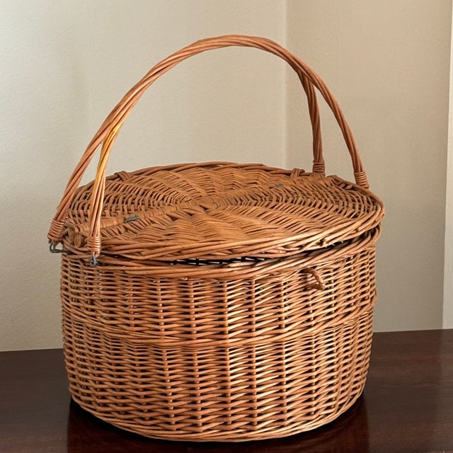 Vintage French-Style Wicker Market Basket W/ Hinged Lid For Sale - Image 4 of 15