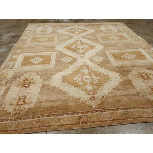 Camel Galerie Shabab Collection Mid-20th Century Turkish Anatolian Room Size Carpet For Sale - Image 8 of 10