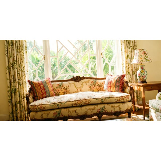Mid 20th Century Mid 20th Century Louis XV Carved Walnut Settee | Newly Upholstered French Linen & Down Cushion | Palm Beach / Grandmillennial Style For Sale - Image 5 of 14
