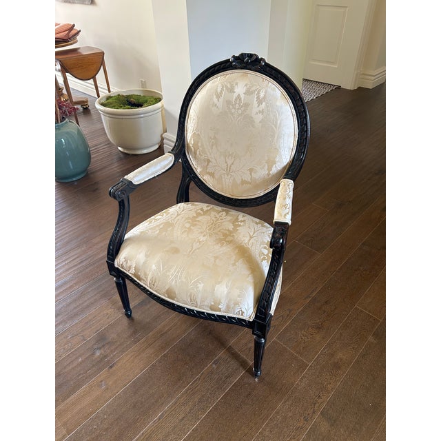 French Late 20th Century Louis XV Style Chair With Silk Upholstery For Sale - Image 3 of 5