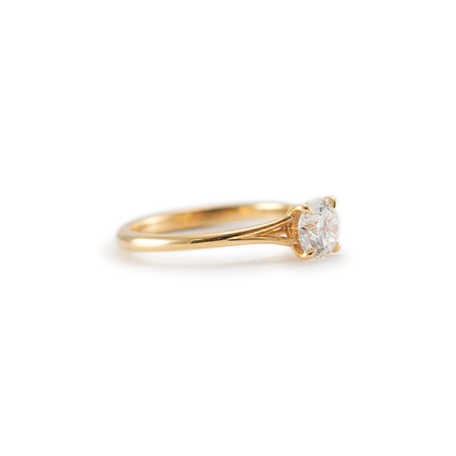 De Beers 18k Yellow Gold Classic Round Brilliant Solitaire Engagement Ring Size 6.5 For Sale - Image 4 of 11