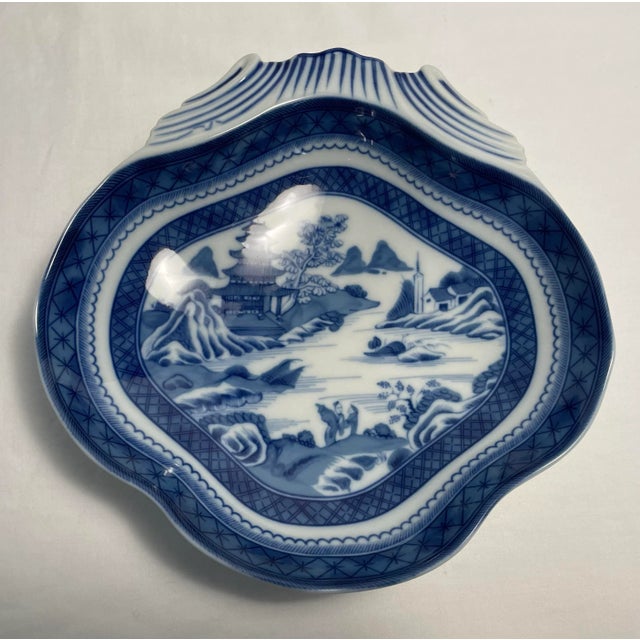 Vintage Mottahedeh Blue Canton Shell-Shaped Serving Dish For Sale In Atlanta - Image 6 of 6