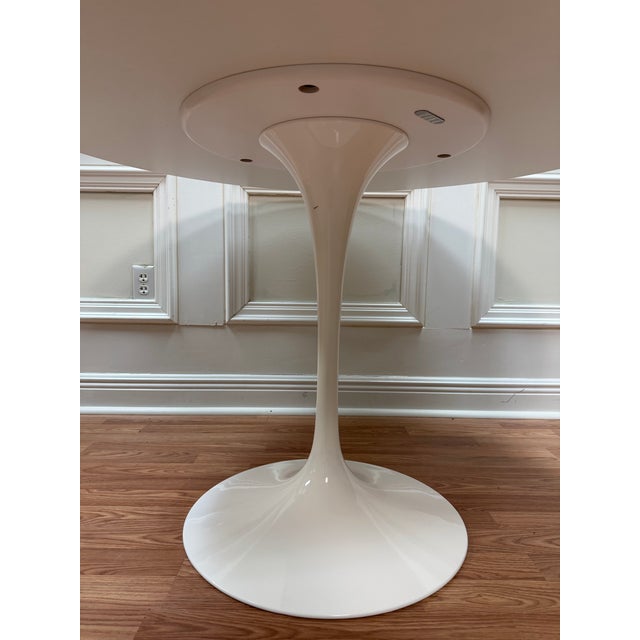 Mid-Century Modern Mid-Century Modern Eero Saarinen for Knoll Round White Tulip Dining Table For Sale - Image 3 of 8