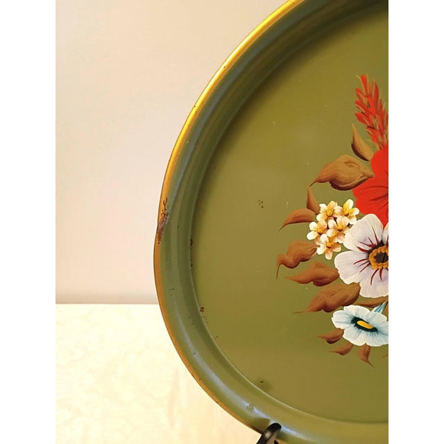 Metal Distressed Olive Green Toleware Serving Tray Vintage Pilgrim Art Hand Painted Tole For Sale - Image 7 of 7