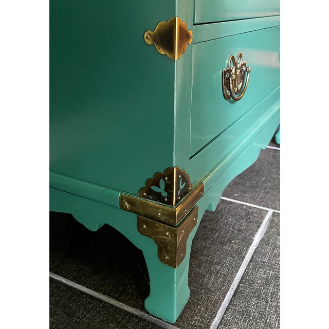Campaign Green Lacquer Henredon Asian Tansu Campaign Style Chest For Sale - Image 3 of 7