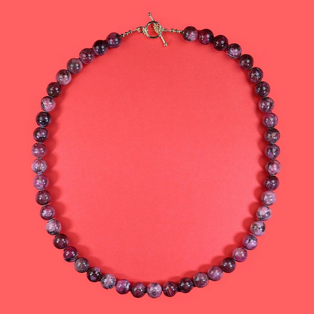Ajd 23.5 Inch Elegant Raspberry Red Rhodonite Necklace For Sale - Image 4 of 5