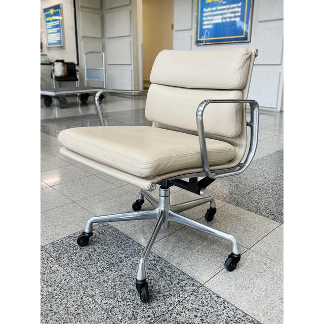 2000 - 2009 Mid-Century Modern Soft Pad Desk Chair Attributed to Eames for Herman Miller For Sale - Image 5 of 15
