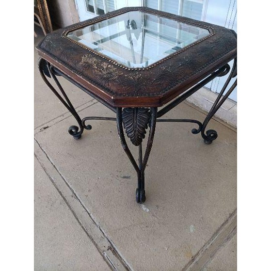 Traditional 1980s Glass Top End Table With Leaf Etched Trim on Dark Metal Legs For Sale - Image 3 of 7