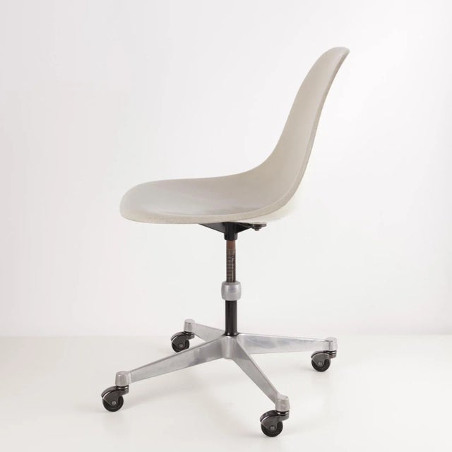 Rare Eames “Molded Fiberglass Side Chair” variant from the 1970s, with original fiberglass seat shell and visible fiber...