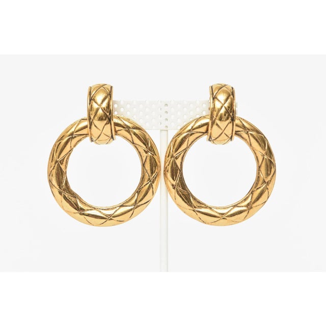 Vintage Chanel Quilted Gold Plated Door Knocker Clip on Earrings, 1980's For Sale In Miami - Image 6 of 12