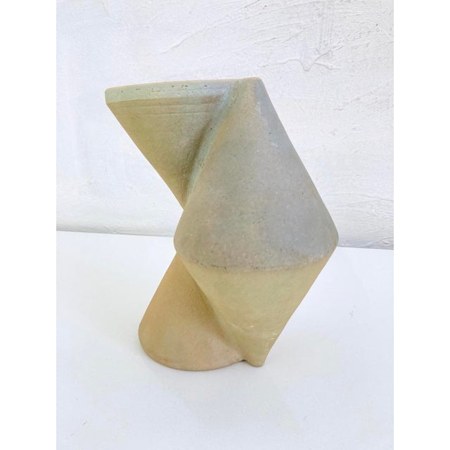 Vase signed on the side by Jochen Schimpfle. Ceramic. Good used condition. Minor chips on the lower rim. 22 x 18 x 11 cm...