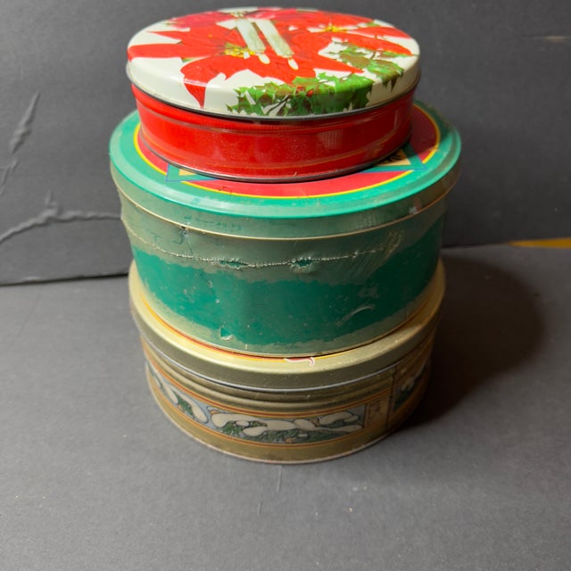 Lot of three various Christmas tins with their lids. The largest is still in its original cellophane, so it’s new.