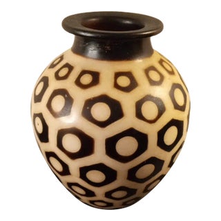 1990s Signed Segundo Carmen Chulucanas Folk Art Pottery Geometric Vase Made in Peru For Sale