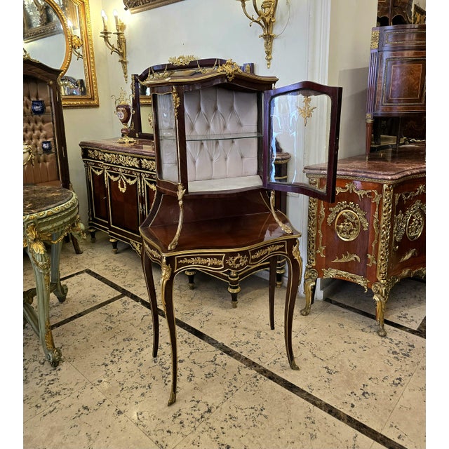 French-Inspired Louis XV Vitrine Cabinet – Gilded Bronze Details, Glass Panels & Display Stand For Sale - Image 4 of 4