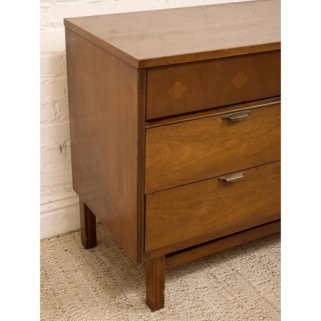 Vintage Basset Mid-Century Modern Walnut Nine-Drawer Dresser With Inlay For Sale - Image 11 of 12