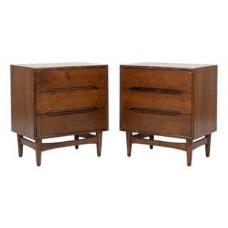 Ramseur Mid-Century Modern Pair of Walnut Nightstands, C. 1960s For Sale